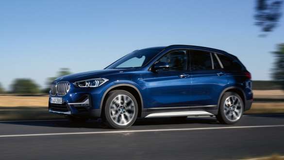 BMW hybride rechargeable X1 xDrive25e F48 LCI vue de trois quarts de profil en mouvement BMW hybride rechargeable X1 xDrive25e F48 LCI vue de trois quarts de profil en mouvement sur la route