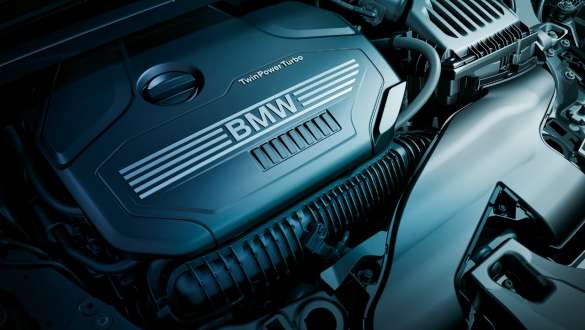 BMW X1 F48, moteur essence 4 cylindres BMW TwinPower Turbo BMW X1 F48 LCI, gros plan du moteur essence 4 cylindres BMW TwinPower Turbo.