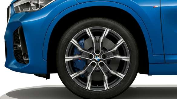 BMW X1 F48, étriers multipistons BMW X1 F48 LCI, vue de profil avec gros plan sur les jantes 19" avec freins M sport