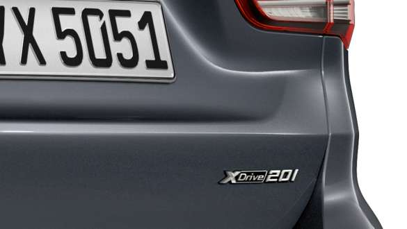 BMW X1 F48, Logo BMW xDrive BMW X1 F48 LCI, gros plan du logo BMW xDrive à l’arrière