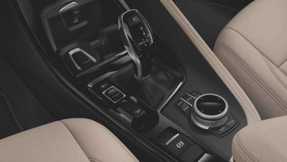 BMW X1 F48, sélecteur de vitesses et console centrale BMW X1 F48 LCI, intérieur avec gros plan du sélecteur de vitesses sur la console centrale