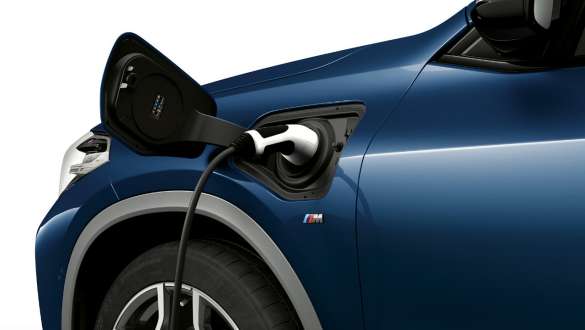 Clapet de recharge en gros plan de profil BMW X2 xDrive25e Plug-in Hybrid BMW X2 xDrive25e Plug-in Hybrid F39 2020 vue de profil en gros plan