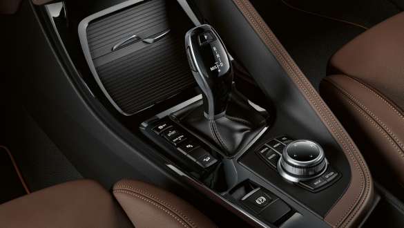 Pommeau du levier de vitesses de la BMW X2 F39 Pommeau du levier de vitesses de la BMW X2 2018 F39 intérieur