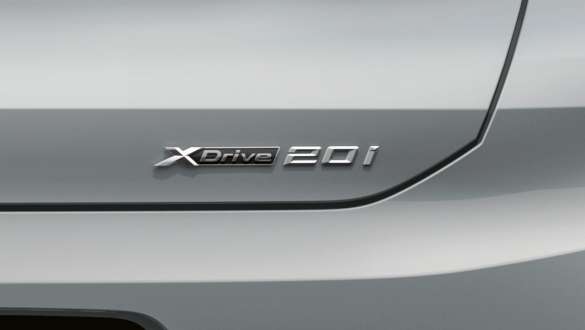 Vue arrière de la BMW X2 F39 Vue arrière de la BMW X2 xDrive 2018 F39 Galvanic Gold metallic
