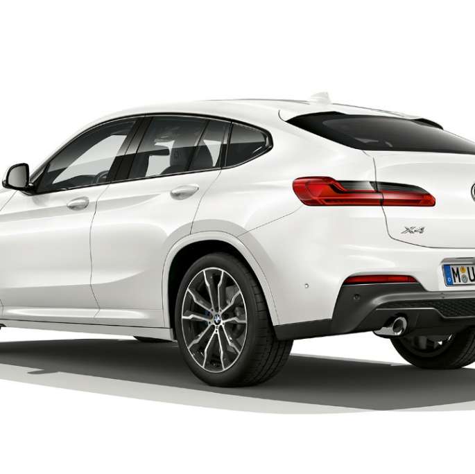 BMW X4 Modèle M Sport, vue de trois quarts arrière BMW X4 xDrive30i Modèle M Sport G02 2018 en Alpinweiß vue de trois quarts arrière