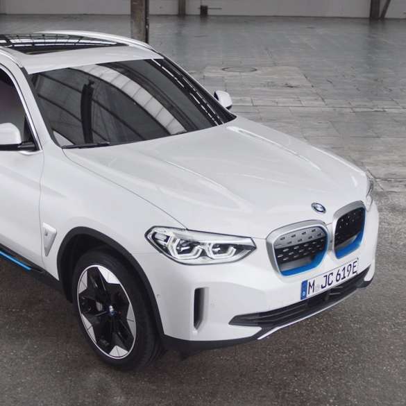 Vidéo du design extérieur de la BMW iX3 G08 BMW iX3 G08 2020 en Mineralweiß metallic, vidéo du design extérieur