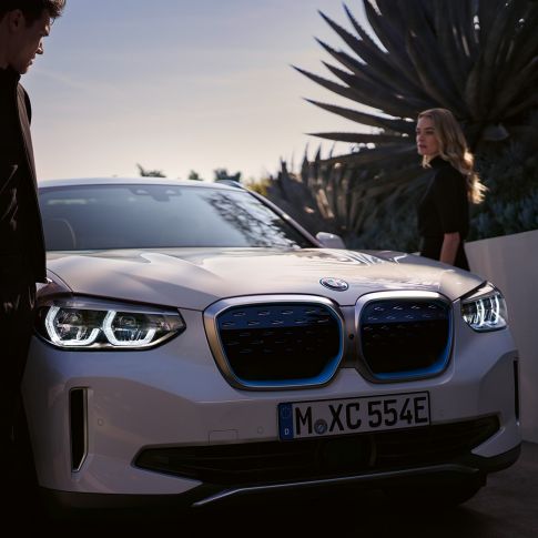 BMW iX3 G08, vue de trois quarts avant avec naseaux BMW i BMW iX3 G08 2020 en Mineralweiß metallic, vue de trois quarts avant avec naseaux BMW i
