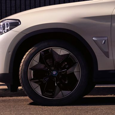 Jantes aérodynamiques de la BMW iX3 G08, vue en gros plan de la jante Jantes aérodynamiques de la BMW iX3 G08 2020 Mineralweiß metallic, vue en gros plan de la jante, extérieur