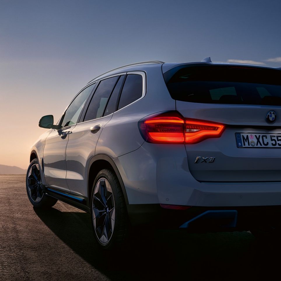 BMW iX3 G08, vue de trois quarts arrière sur la route BMW iX3 G08 2020 en Mineralweiß metallic, vue de trois quarts arrière, sur la route