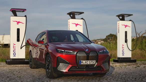 BMW iX à une station de recharge rapide IONITY