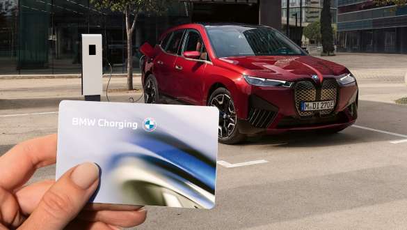 Options tarifaires de recharge publique – BMW iX à une station de recharge