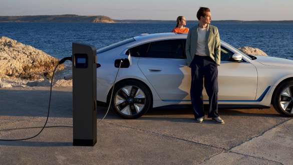 Borne de recharge pour véhicule électrique, recharge en cours de route Électromobilité BMW borne de recharge, recharger son véhicule électrique en cours de route