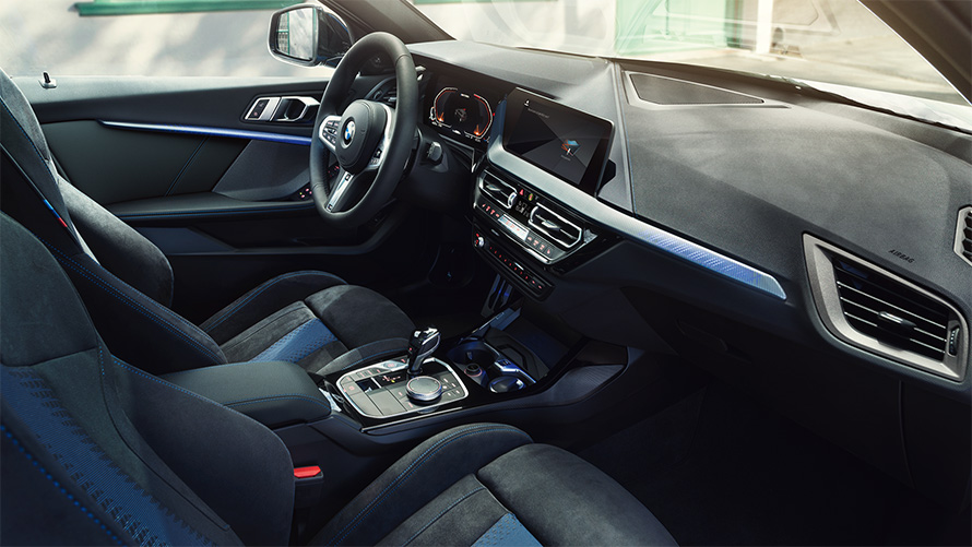 Le poste de conduite de la BMW Série 1 F40 avec sièges M sport, volant M en cuir et inserts de décoration éclairés.