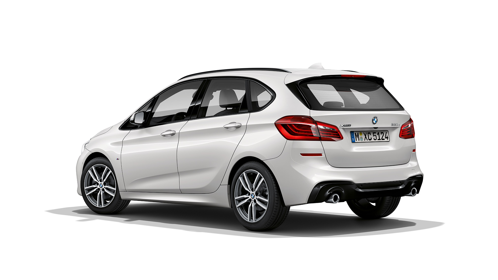 Vue de trois quarts arrière de la BMW Série 2 Active Tourer, Modèle M Sport BMW Série 2 Active Tourer en Weiß 220d xDrive, Modèle M Sport F45 2018 Mineralweiß metallic, vue de trois quarts arrière