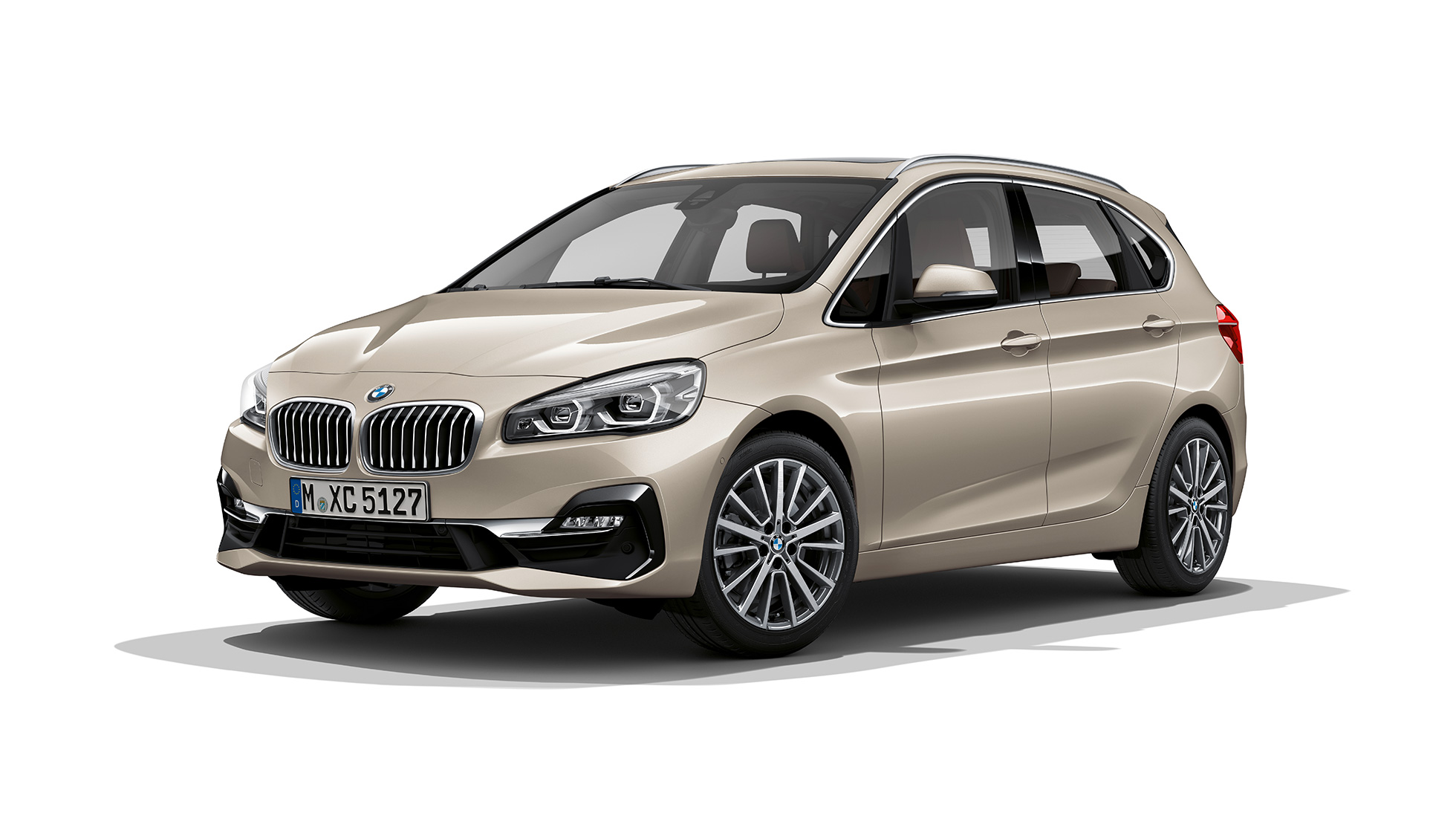 Vue de trois quarts avant de la BMW Série 2 Active Tourer, Modèle Luxury BMW Série 2 Active Tourer, Modèle Luxury, 225i xDrive F45 2018 Jucarobeige metallic, vue de trois quarts avant