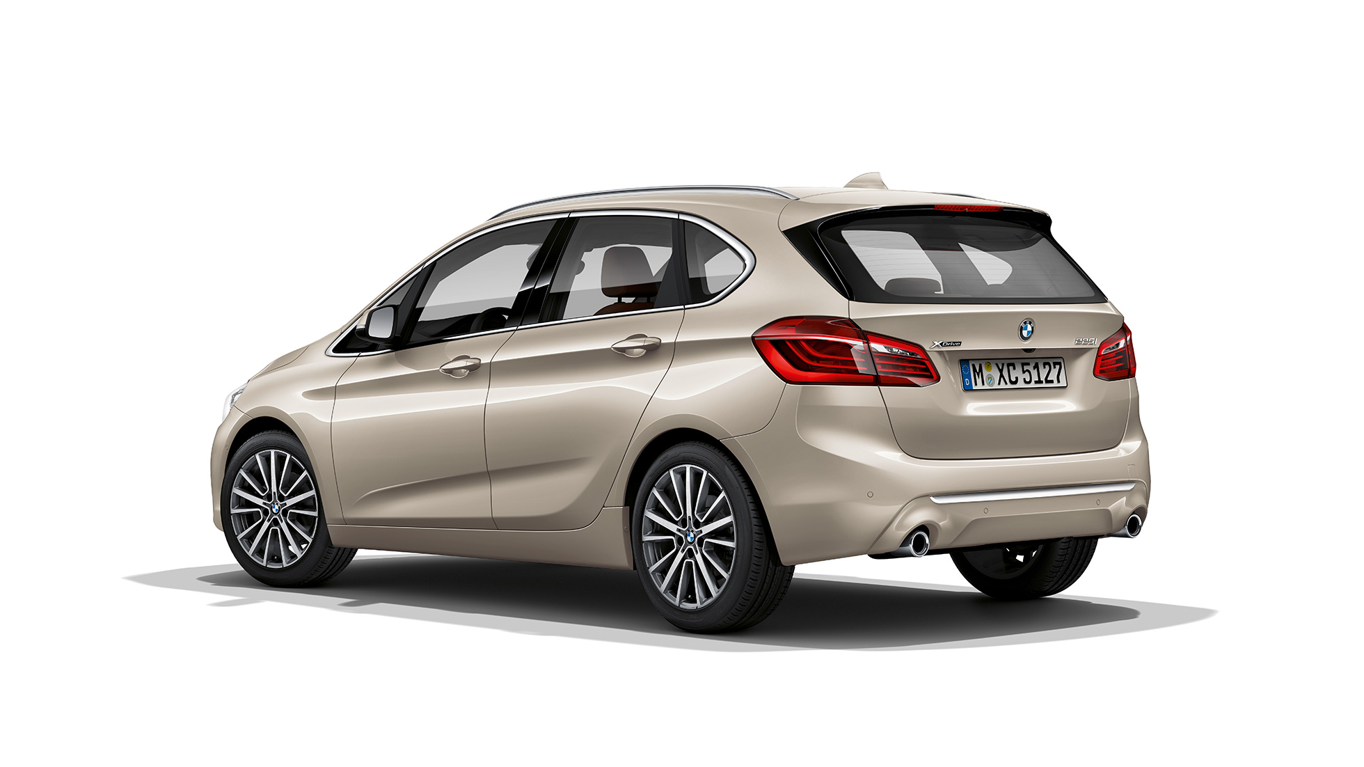 Vue de trois quarts arrière de la BMW Série 2 Active Tourer, Modèle Luxury BMW Série 2 Active Tourer, Modèle Luxury, 225i xDrive F45 2018 Jucarobeige metallic, vue de trois quarts arrière
