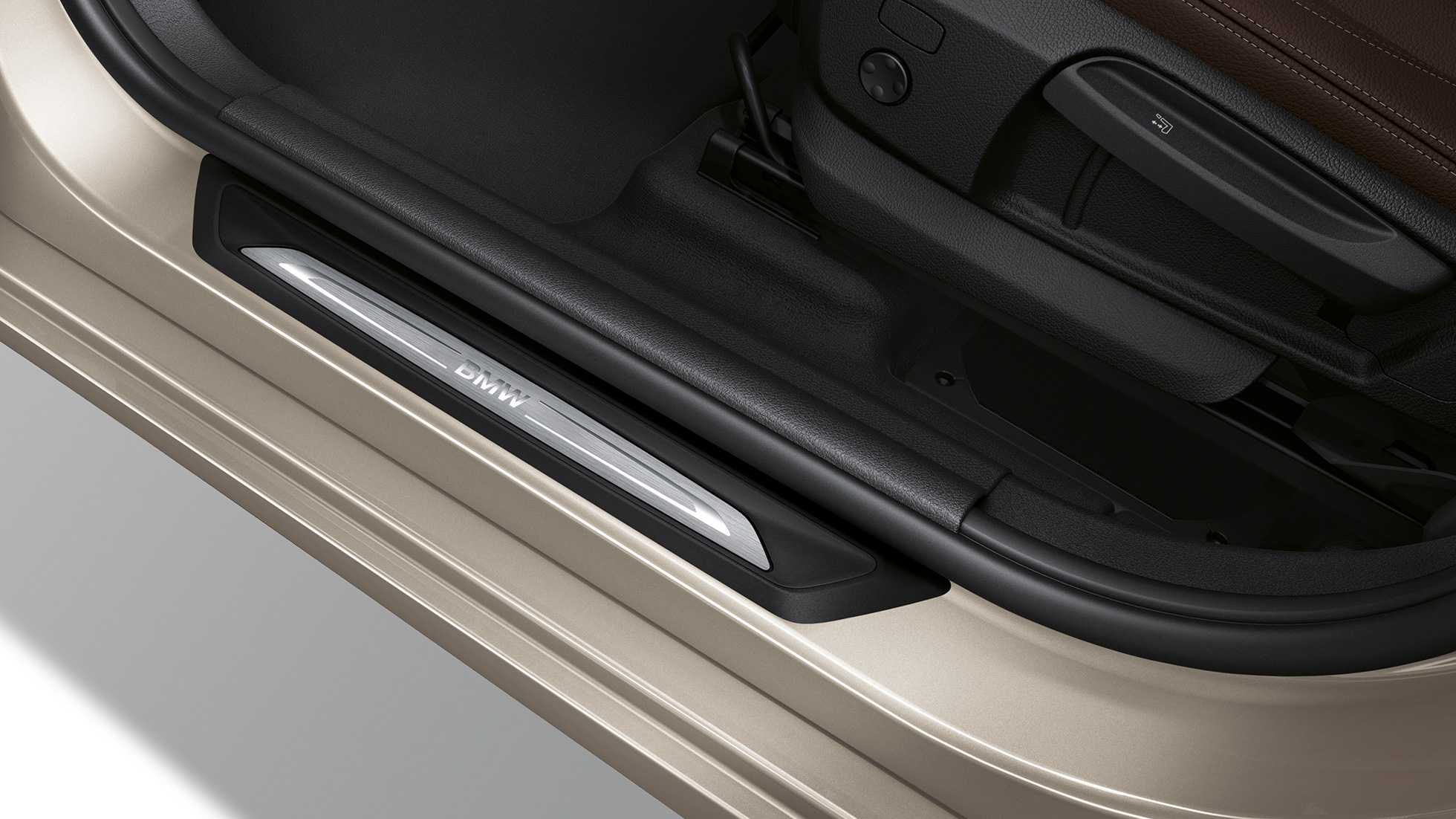 Seuils de portes de la BMW Série 2 Active Tourer, Modèle Luxury Seuils de portes de la BMW Série 2 Active Tourer, Modèle Luxury, 225i xDrive F45 2018 Jucarobeige metallic