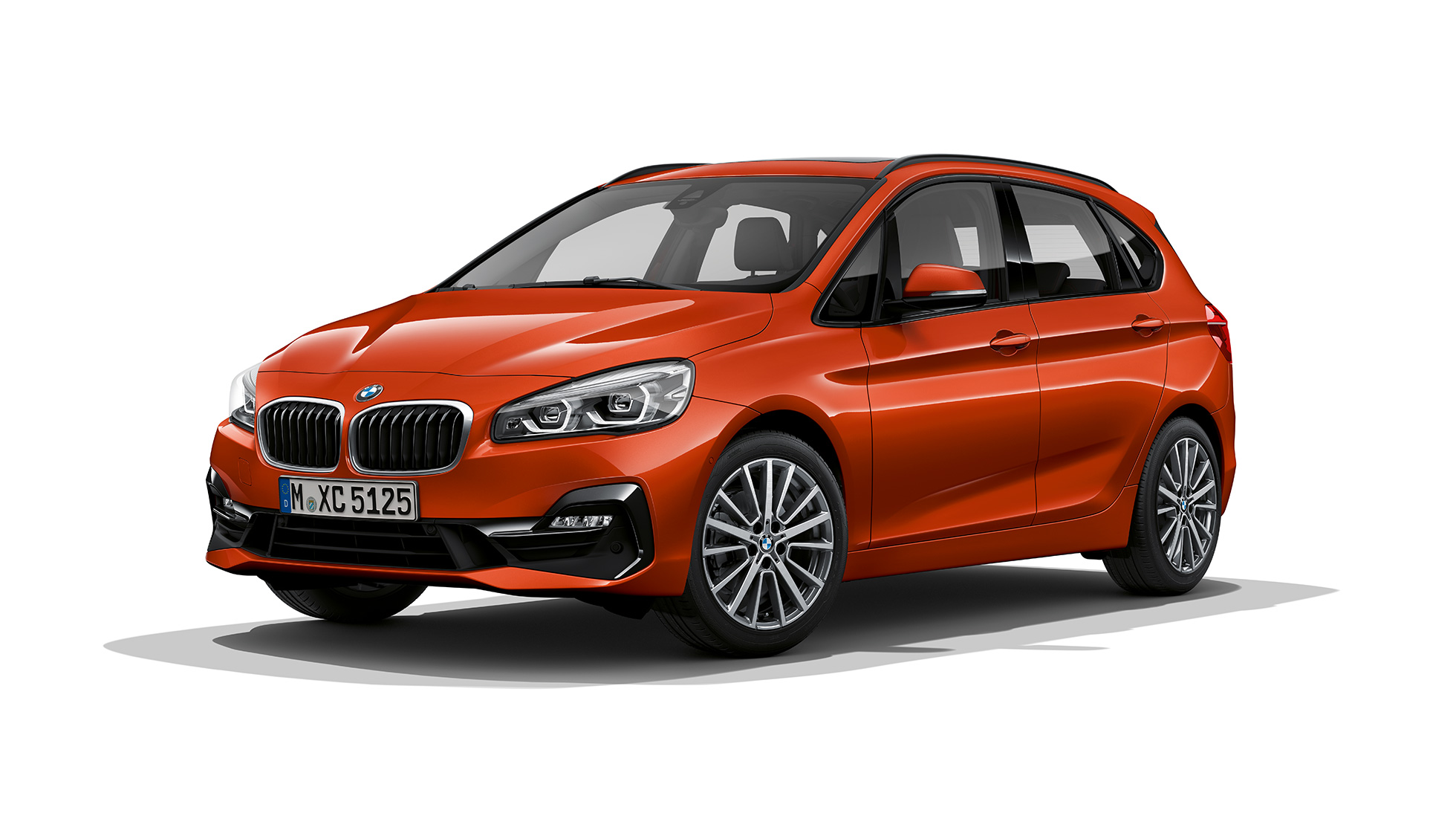 Vue de trois quarts avant de la BMW Série 2 Active Tourer, Modèle Sport BMW Série 2 Active Tourer, Modèle Sport, 220i xDrive F45 2018 Sunset Orange metallic, vue de trois quarts avant