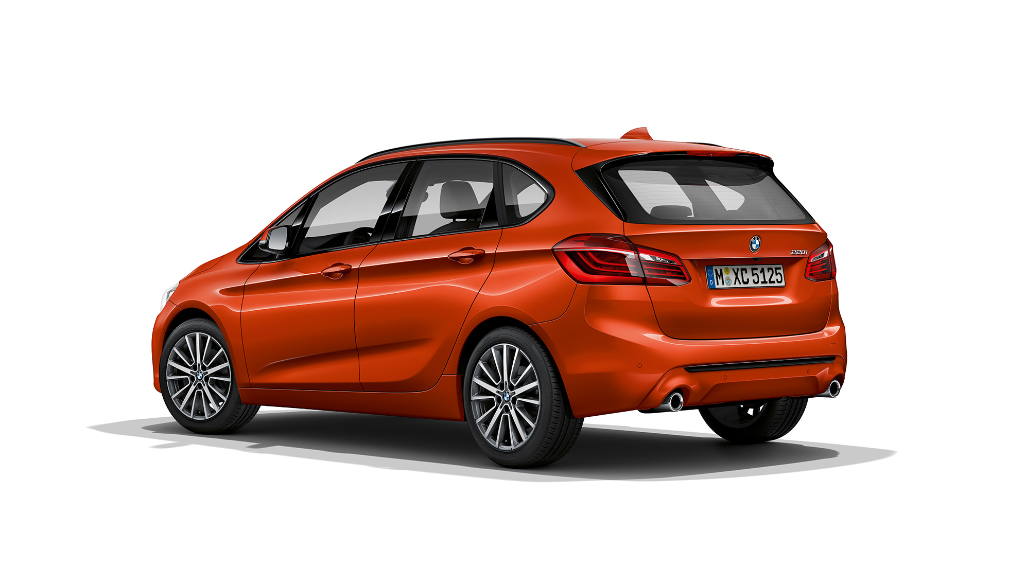 Vue de trois quarts arrière de la BMW Série 2 Active Tourer, Modèle Sport BMW Série 2 Active Tourer, Modèle Sport, 220i xDrive F45 2018 Sunset Orange metallic, vue de trois quarts arrière