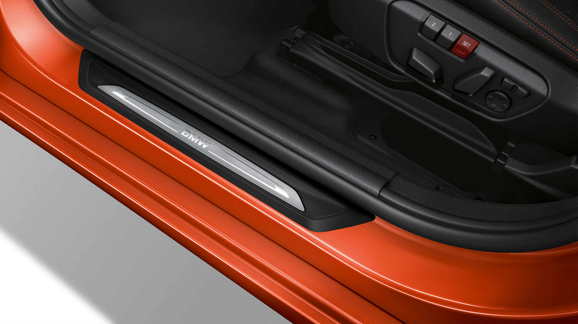 Seuils de portes de la BMW Série 2 Active Tourer, Modèle Sport Seuils de portes de la BMW Série 2 Active Tourer, Modèle Sport, 220i F45 2018 Sunset Orange metallic
