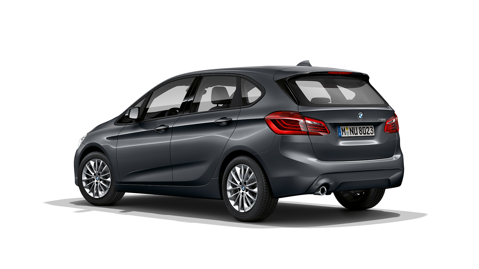 Vue de trois quarts arrière de la BMW Série 2 Active Tourer, Modèle Advantage BMW Série 2 Active Tourer 218i F45 2018, en Mineralweiß metallic, vue de trois quarts arrière