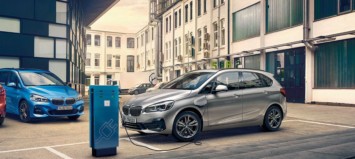 BMW 225xe Active Tourer Plug-in Hybrid BMW 225xe Active Tourer Plug-in Hybrid F45 2018 à l'arrêt près d’une borne de recharge
