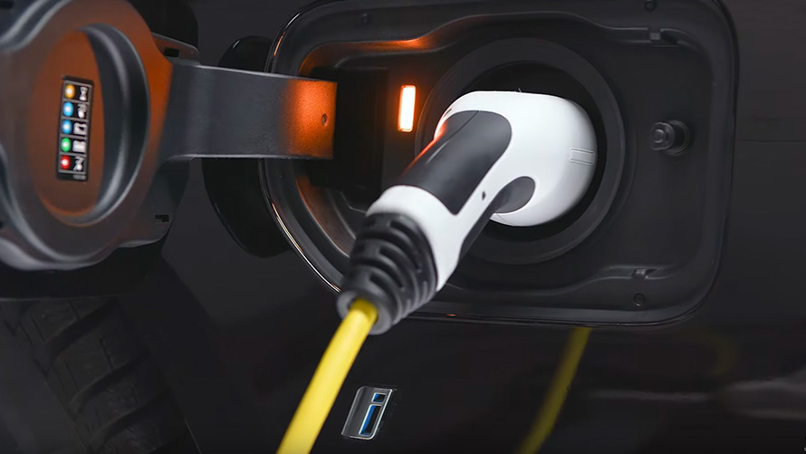 BMW Série 3 Berline G20 BMW Plug-in Hybrid avec câble de recharge branché BMW Série 3 Berline G20 BMW Plug-in Hybrid avec câble de recharge branché vue en gros plan