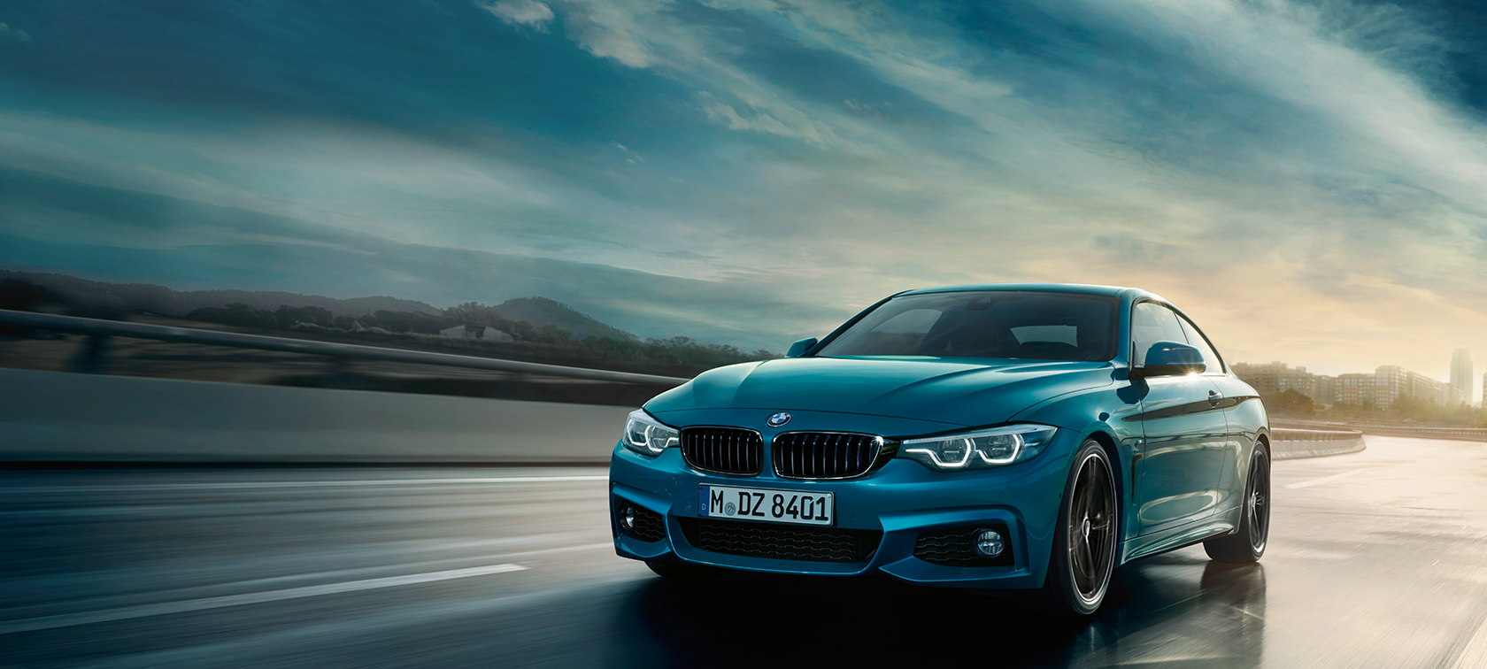 Vue de la BMW Série 4 Coupé en mouvement Vue de la BMW Série 4 Coupé en mouvement
