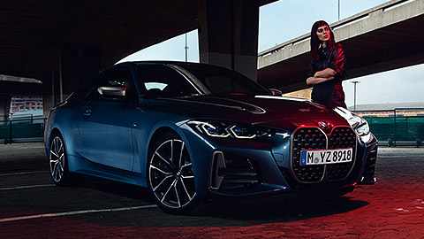 BMW Série 4 Coupé G22, vue de trois quarts avant avec modèle