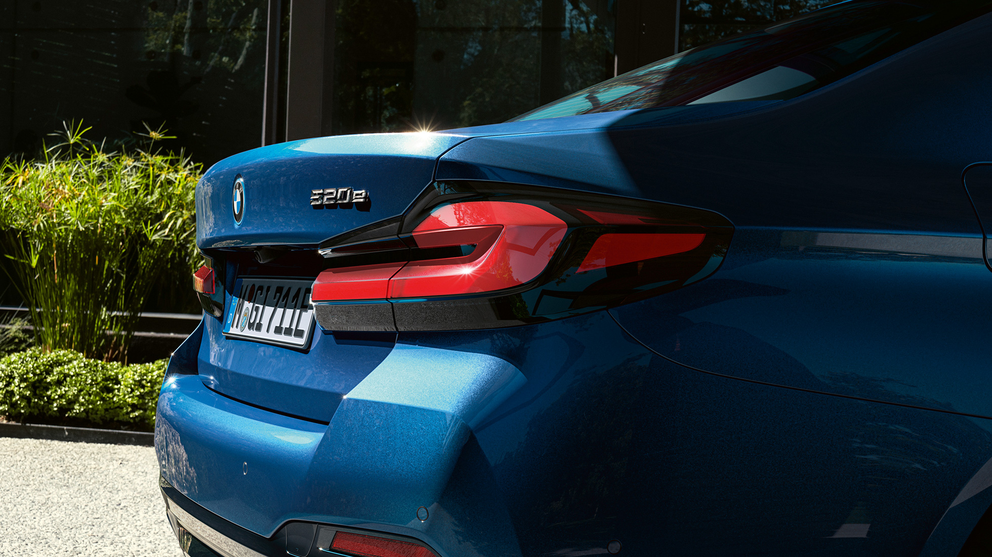 Feux arrière en forme 3D de la BMW Série 5 Berline G30 Feux arrière en forme 3D de la BMW Série 5 Berline G30 restylage 2020 en Phytonicblau, vue en gros plan arrière