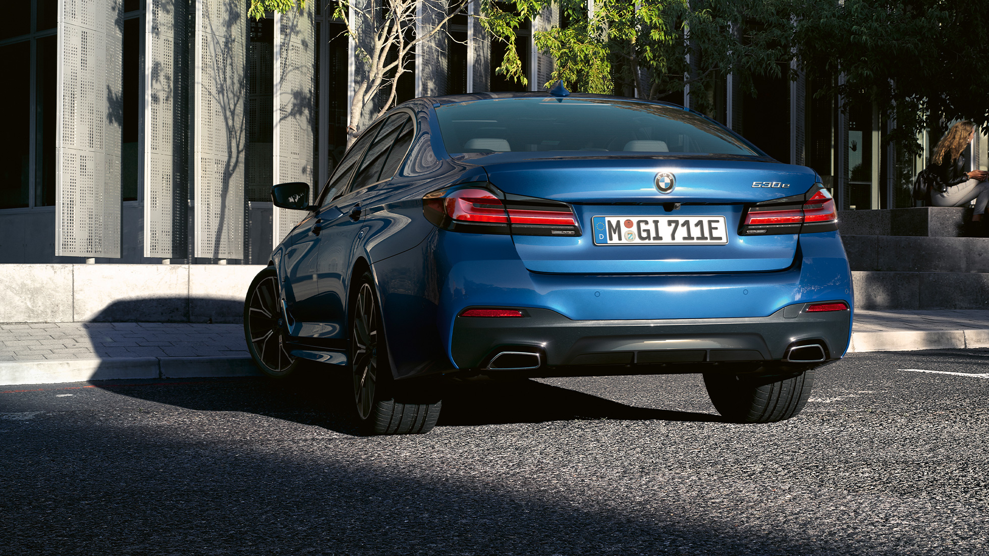 Jupe arrière de la BMW Série 5 Berline G30 Sorties d'échappement en forme libre de la BMW Série 5 Berline G30 restylage 2020 en Phytonicblau, vue en gros plan arrière