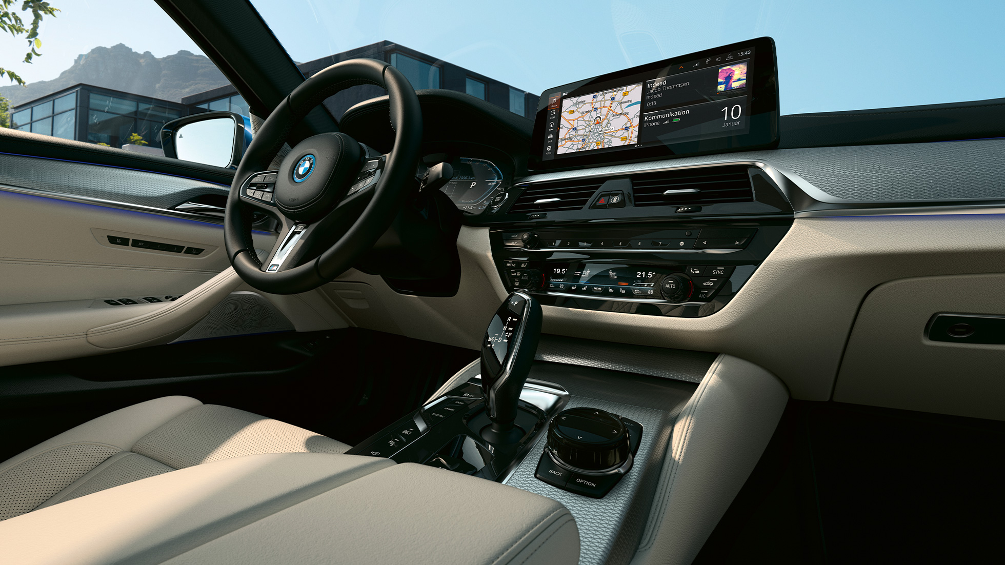 Intérieur de la BMW Série 5 Berline G30 Écran d’information et volant sport en cuir de la BMW Série 5 Berline G30 restylage 2020, intérieur