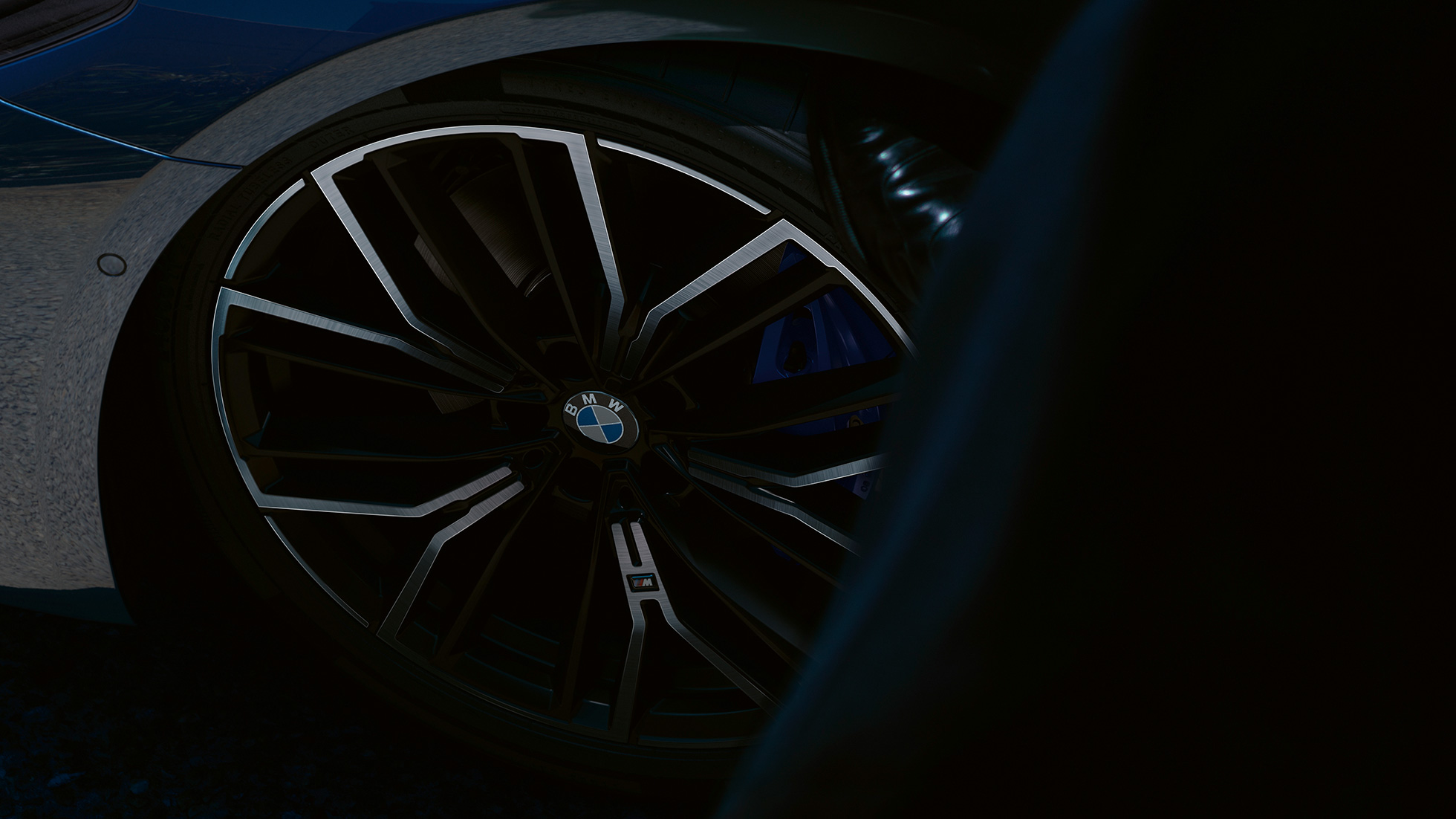 Jantes BMW M en alliage léger à rayons en Y 846 M BWM Série 5 Berline G30 Jantes BMW M en alliage léger en Y 846 M BWM Série 5 Berline G30 restylage 2020 en Phytonicblau, vue en gros plan