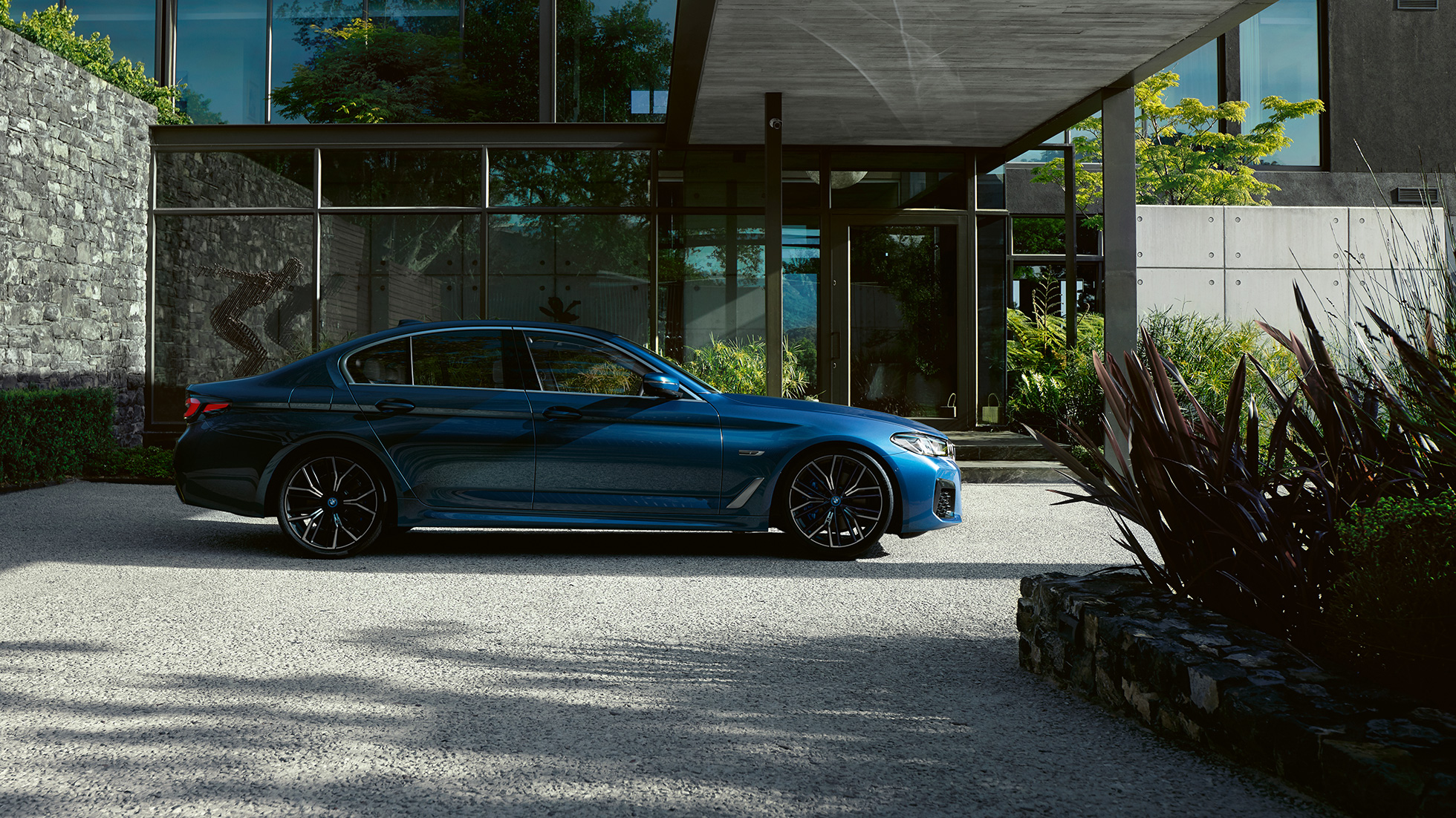 L’extérieur de la BMW Série 5 Berline G30 BMW Série 5 Berline G30 restylage 2020 en Phytonicblau, vue de profil, en stationnement