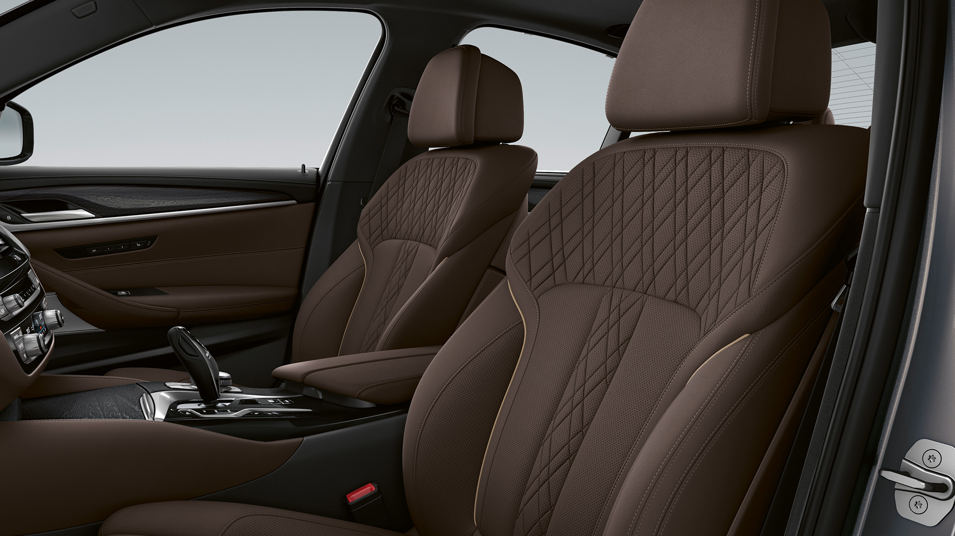 Modèle Luxury de la BMW Série 5 Berline G30, garnissage Garnissage en cuir Nappa Mokka exclusif avec surpiqûre exclusive et passepoil contrasté du Modèle Luxury de la BMW Série 5 Berline 520d xDrive G30 2020, habitacle