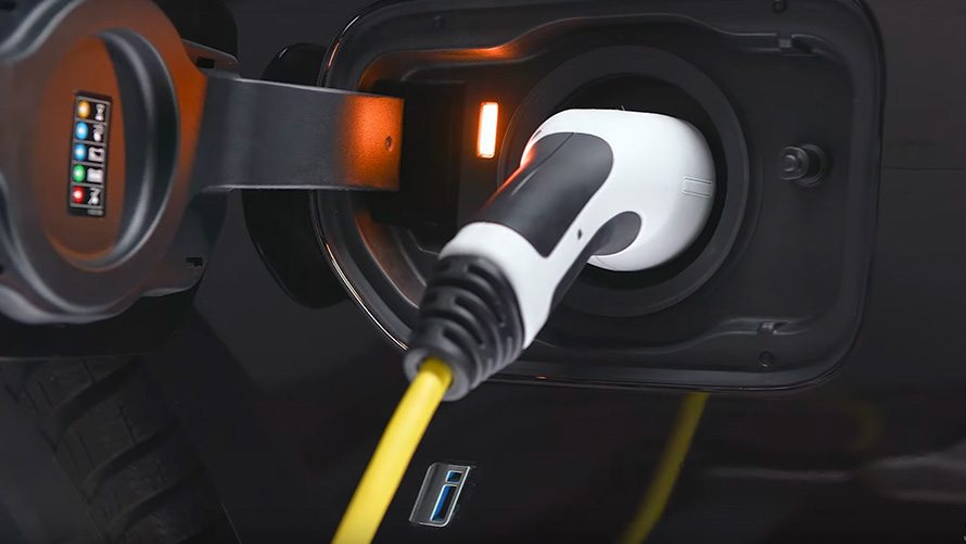 BMW Plug-in Hybrid avec câble de recharge branché BMW Série 5 Berline G30 BMW Plug-in-Hybrid avec câble de recharge branché gros plan