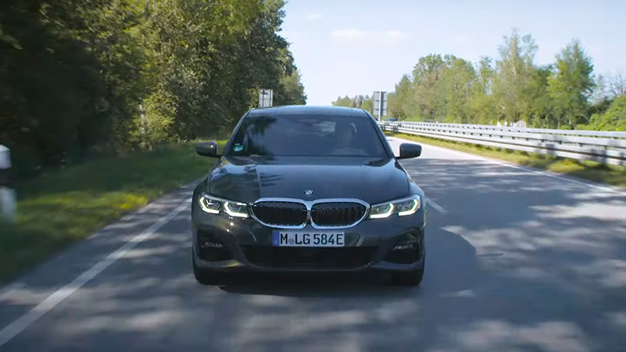 BMW Plug-in-Hybrid en mouvement en rue BMW Série 5 Berline G30 BMW Plug-in-Hybrid en mouvement en rue vue de face