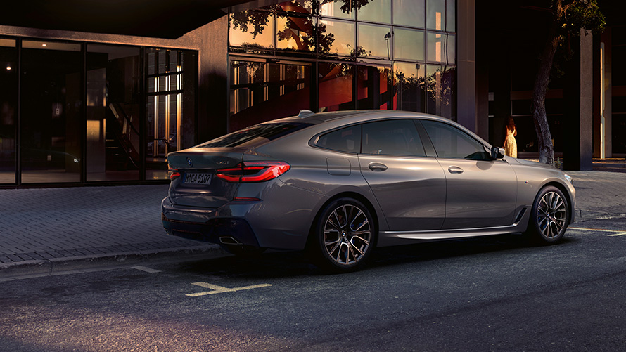 BMW Série 6 Gran Turismo 640i xDrive G32 2020 Berninagrau, vue de profil arrière, en stationnement devant des bâtiments 