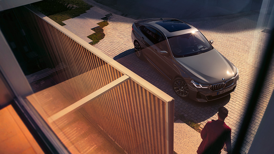 BMW Série 6 Gran Turismo 640i xDrive G32 2020 Berninagrau, vue de trois quarts avant, vue de haut devant des bâtiments 