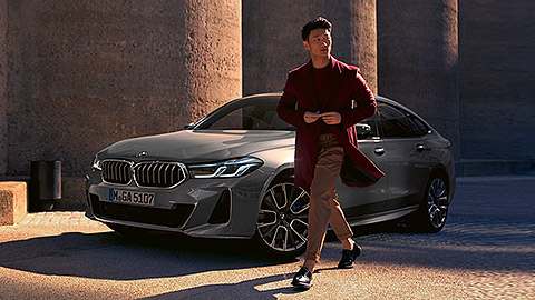 BMW 6er Gran Turismo (G32) Dreiviertel-Frontansicht stehend mit Model BMW 6er Gran Turismo (G32) Dreiviertel-Frontansicht mit Model