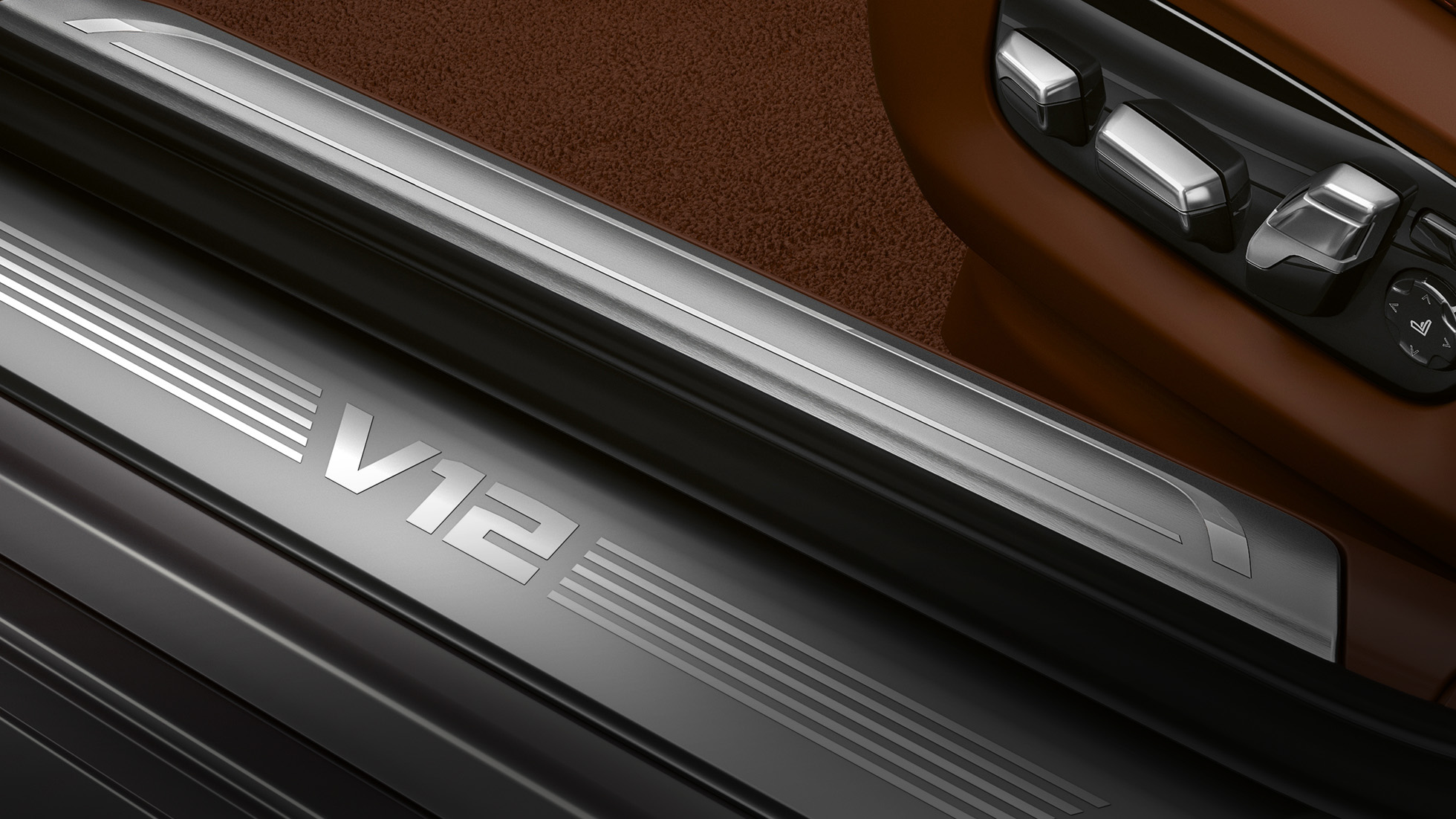 Seuils de portes BMW avec inscription V12 BMW M760Li xDrive : vue en gros plan des seuils de portes avec inscription V12