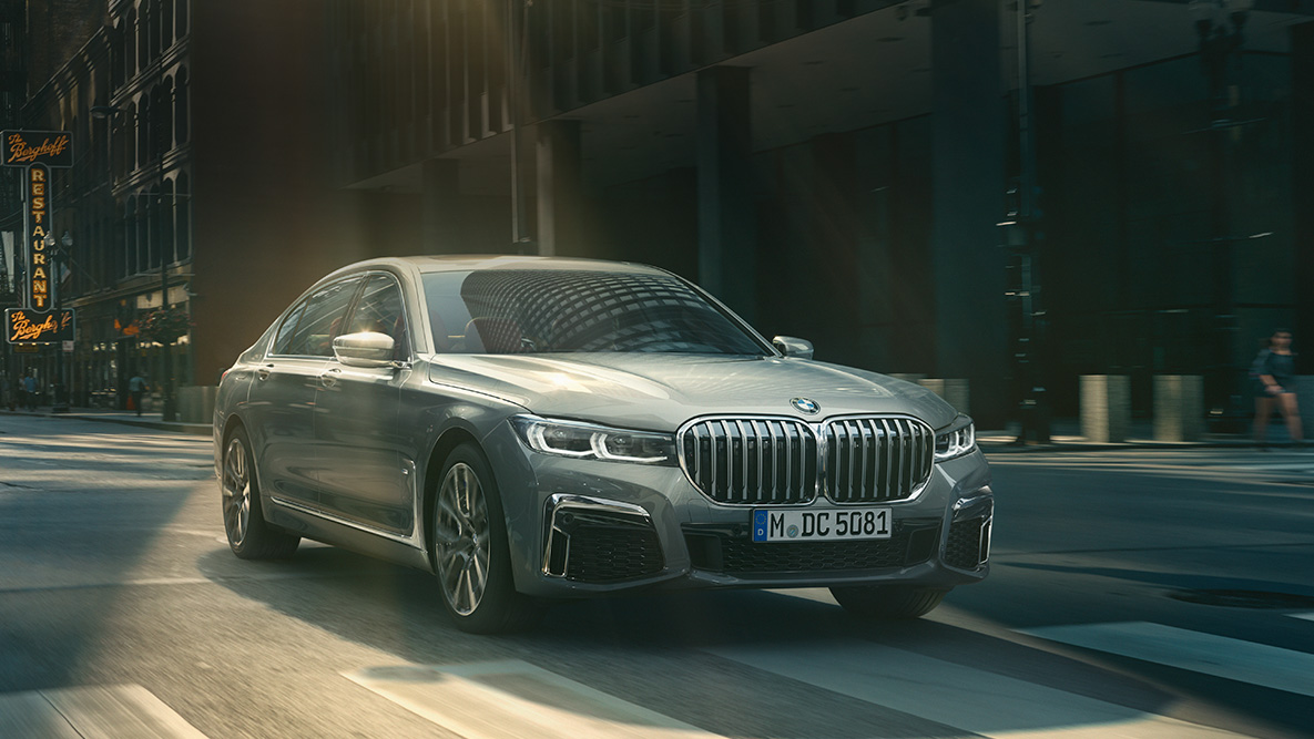 BMW Série 7 Berline, Driving Assistant Pack Professional Driving Assistant Pack Professional : vue de trois quarts de la BMW Série 7 roulant dans un décor urbain