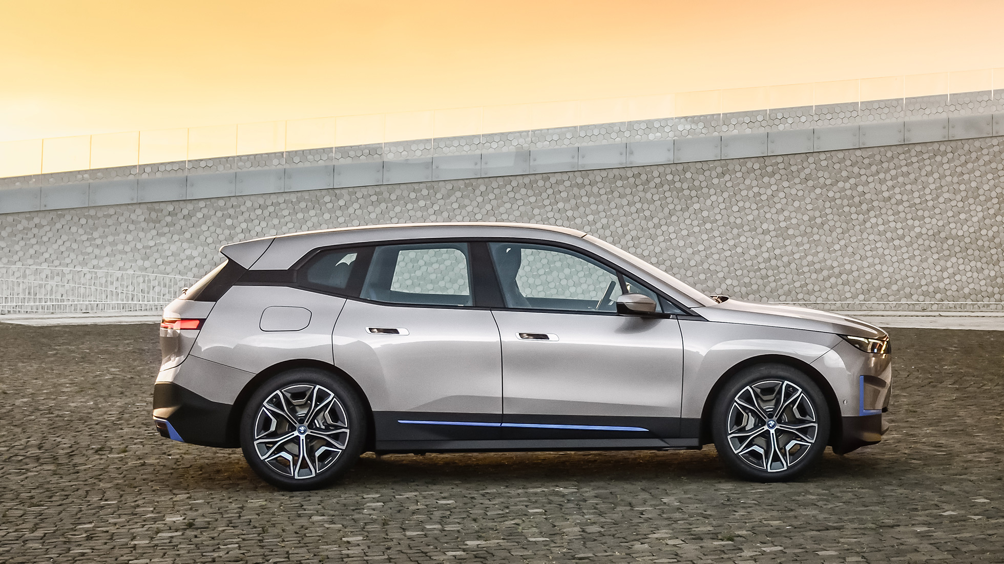 Vue latérale de la BMW iX à l'arrêt Vue de profil de la BMW iX Kaschmirsilber i20, à l'arrêt
