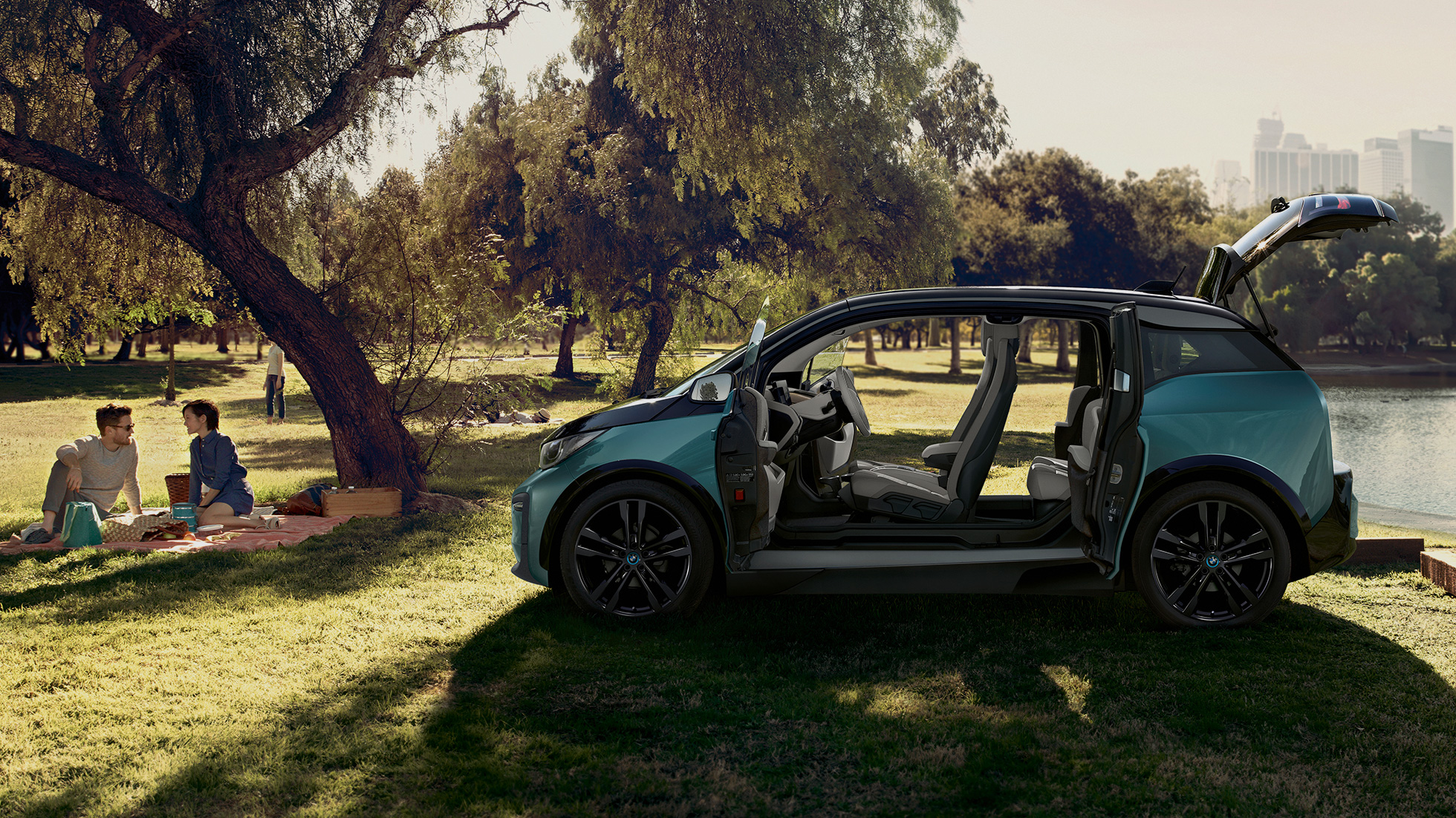 BMW i3 2018 vue de profil avec portes ouvertes BMW i3 I01 2018 Jucarobeige avec accent Frozen Grey metallic vue de profil avec portes ouvertes