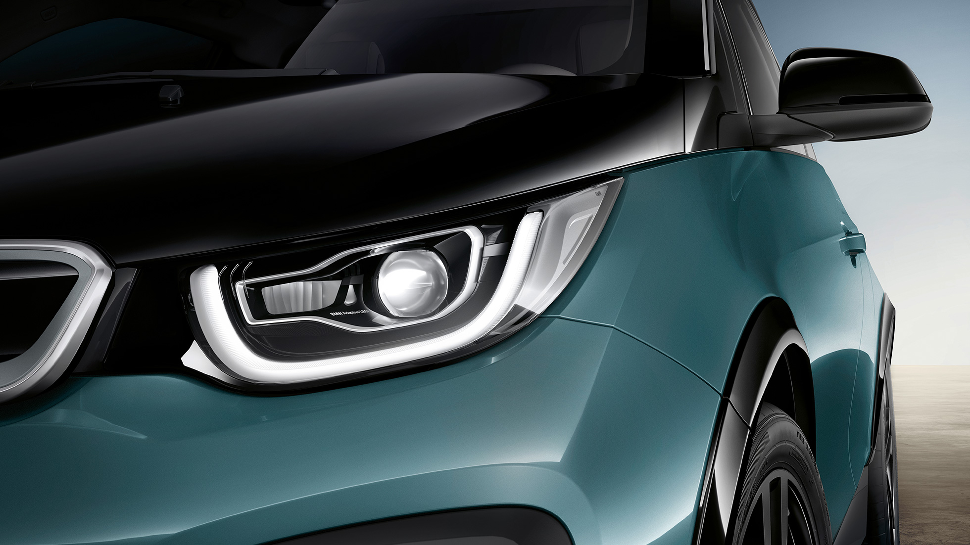 BMW i3 2018 Phares avant LED BMW i3 I01 2018 Jucarobeige avec accent Frozen Grey metallic, vue en gros plan des phares avant LED