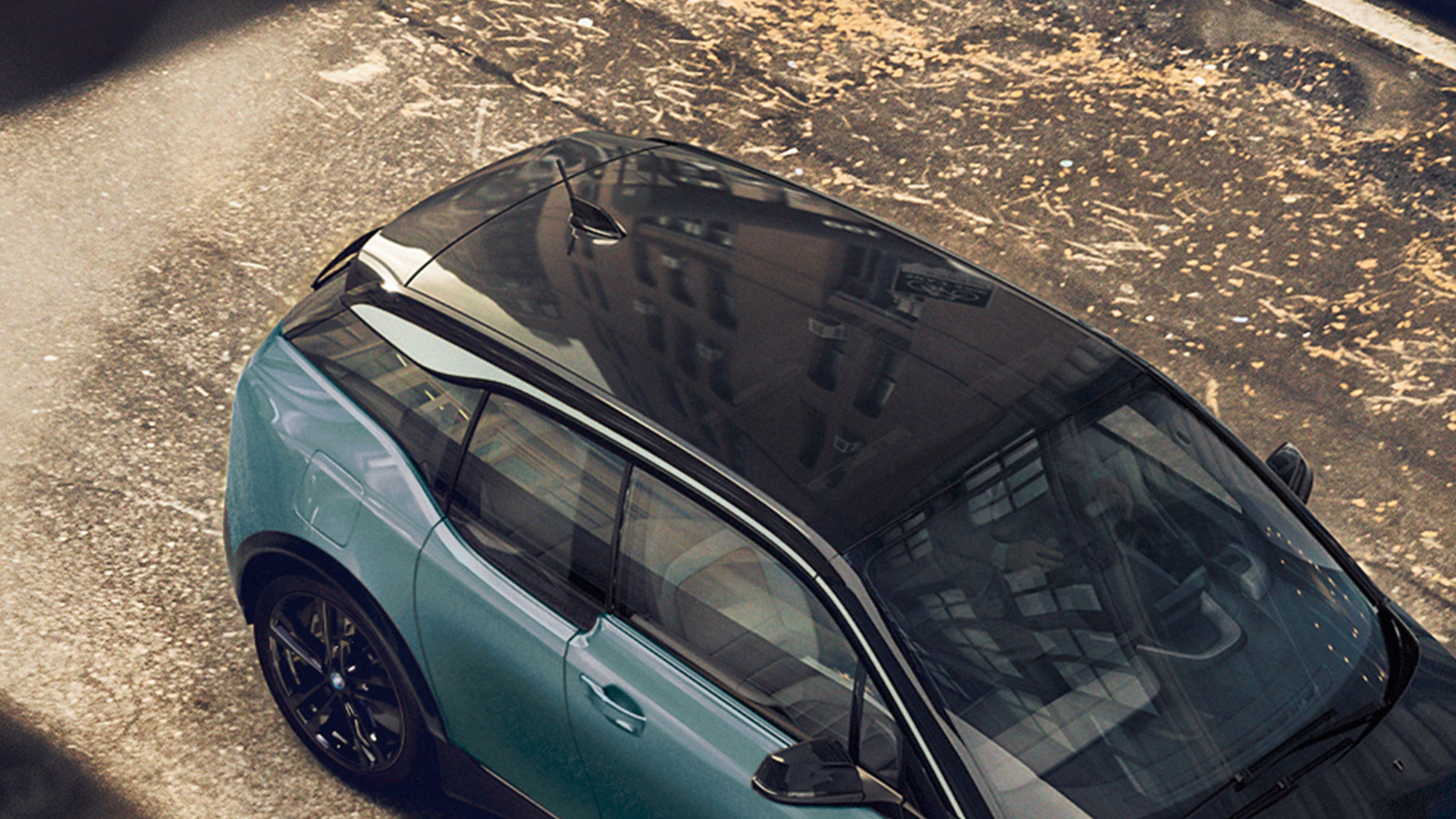 BMW i3 2018 toit en carbone BMW i3 I01 2018 Jucarobeige avec accent Frozen Grey metallic vue en plongée du toit en carbone