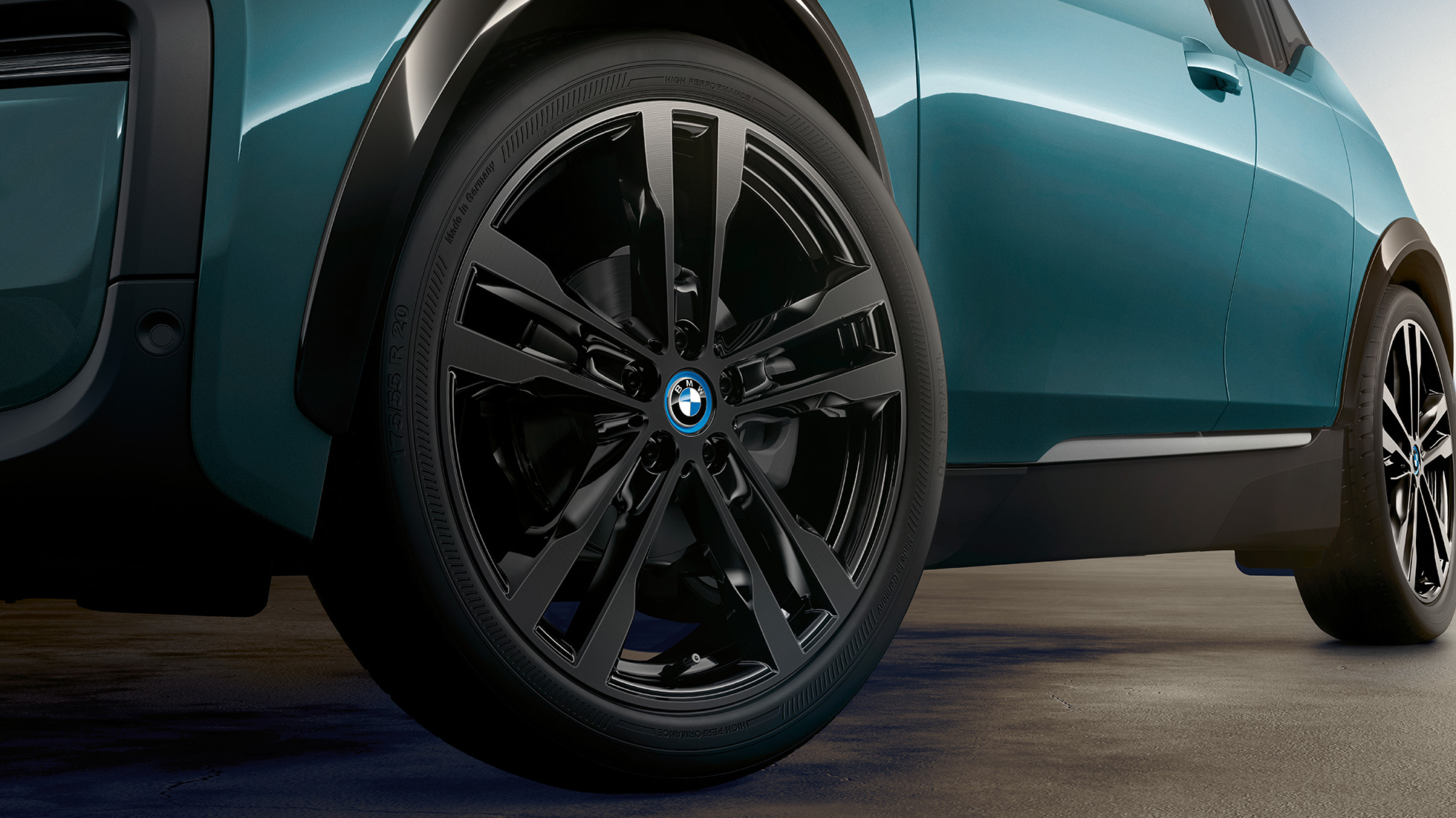 BMW i3 2018 jantes en alliage léger BMW i3 I01 2018 Jucarobeige avec accent Frozen Grey metallic, vue en gros plan de la jante en alliage léger