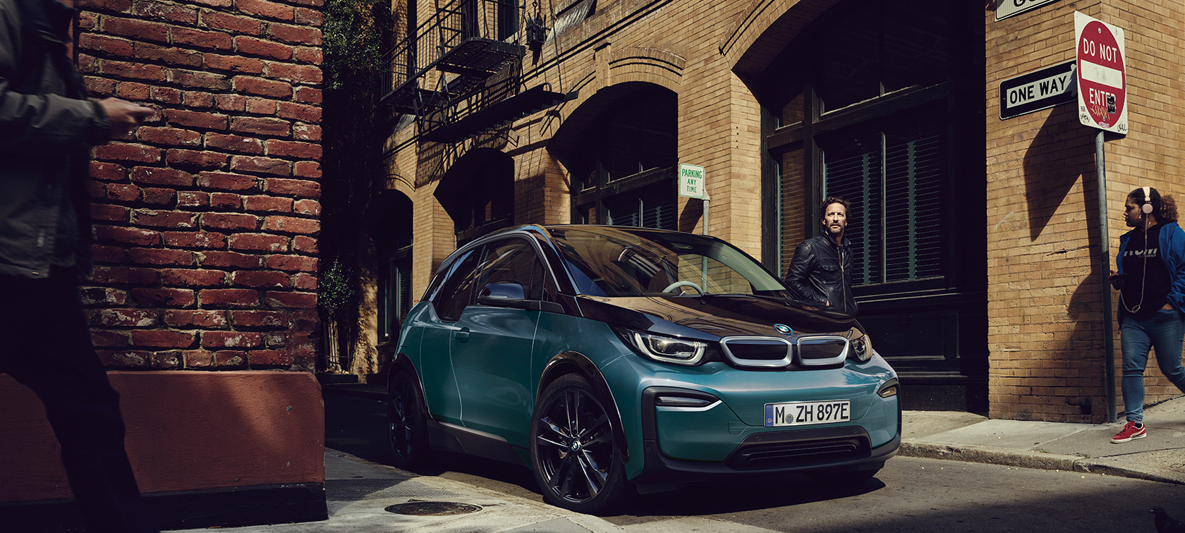 BMW i3 I01 2018 Fluid Black avec accents BMW i Blau vue de profil en mouvement dans un décor urbain