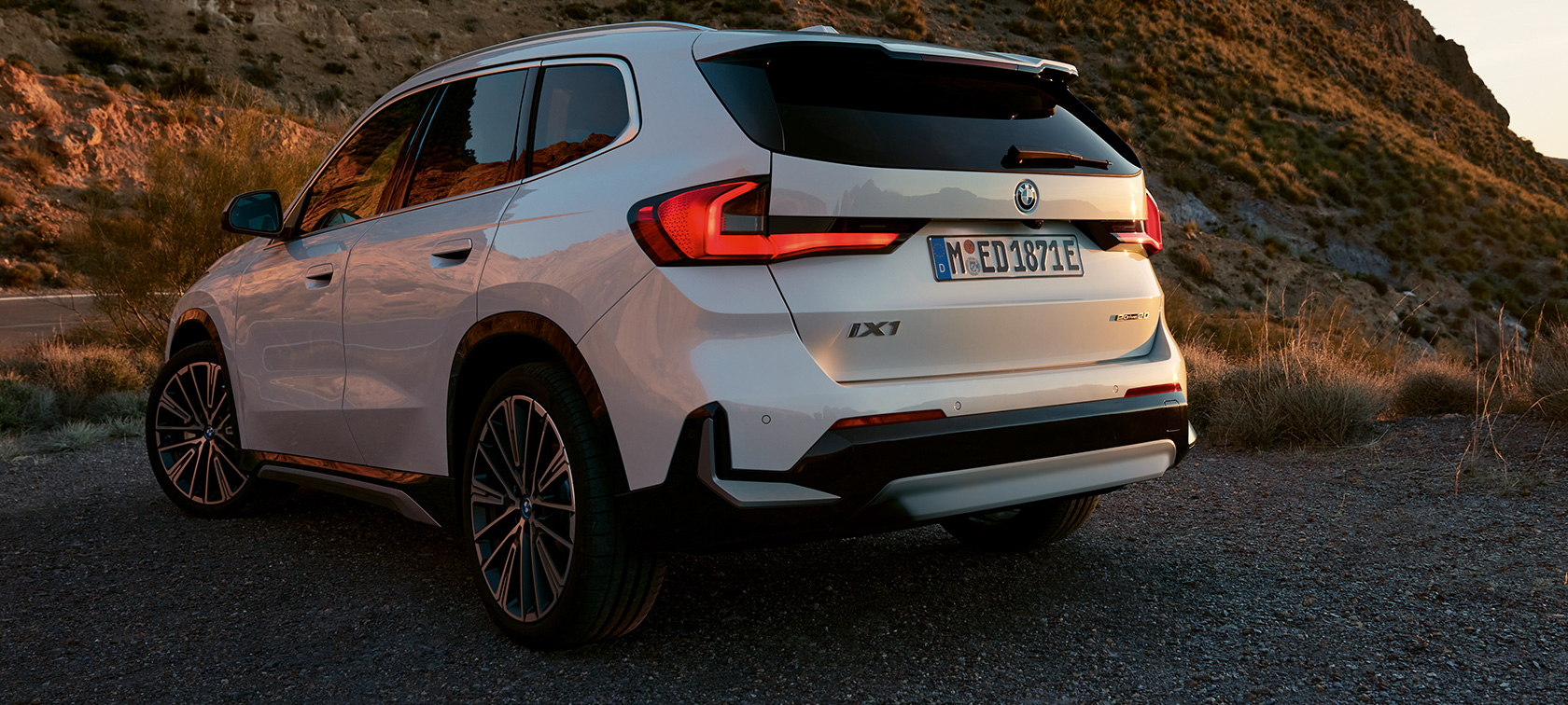  BMW iX1 U11 BEV compartiment à bagages attelage de remorque aperçu et avantages en vidéo