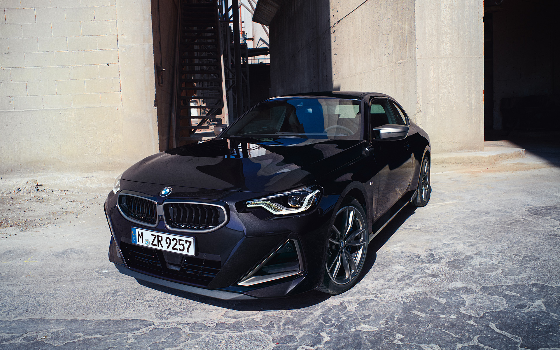 BMW M240i xDrive Coup&eacute; G42 2021 Black Sapphire metallic, vue de trois quarts avant devant entrep&ocirc;t
